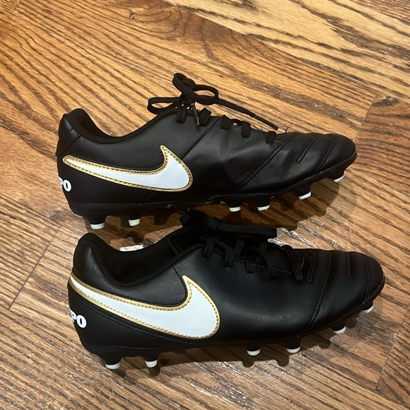 The Nike JR TIEMPO RIO III FG youth cleat size 4.5 - Picture 10 of 14